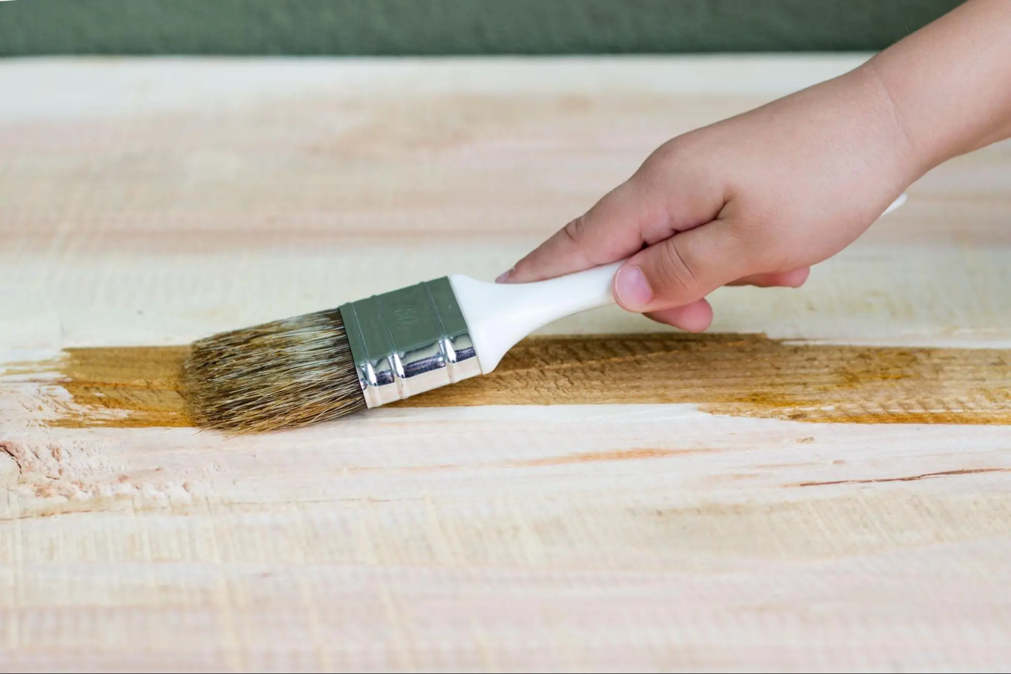 Cara Pernis Kayu Pinus agar Halus dan Indah dengan Biovarnish